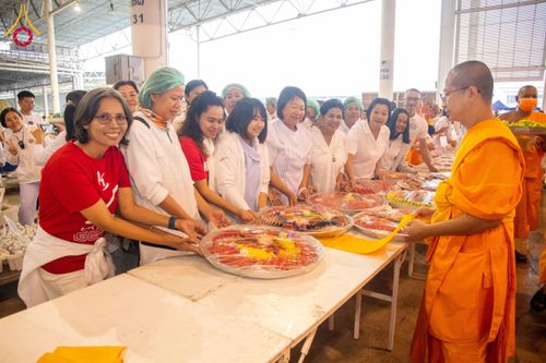 ภาพ No.204375:พิธีถวายภัตตาหารเป็นสังฆทาน แด่พระธรรมยาตรา ณ วัดพระธรรมกาย ตำบลคลองสาม อำเภอคลองหลวง จังหวัดปทุมธานี ในโครงการธรรมยาตรา กตัญญูบูชา มหาปูชนียาจารย์ พระมงคลเทพมุนี(สด จนฺทสโร) พระผู้ปราบมาร อนุสรณ์สถาน 7 แห่ง ปีที่ 13 วันที่ 31 มกราคม พ.ศ. 2568