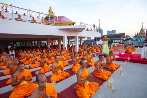 ภาพ No.201657:พิธีจุดประทีปถวายเป็นพุทธบูชา และบูชาธรรมมหาปูชนียาจารย์ ณ อาคารธรรมยาตรา กตัญญูบูชามหาปูชนียาจารย์ ตรงข้ามวัดปากน้ำภาษีเจริญ จ.กรุงเทพมหานคร ในโครงการธรรมยาตรา กตัญญูบูชา มหาปูชนียาจารย์ พระมงคลเทพมุนี(สด จนฺทสโร) พระผู้ปราบมาร อนุสรณ์สถาน 7 แห่ง