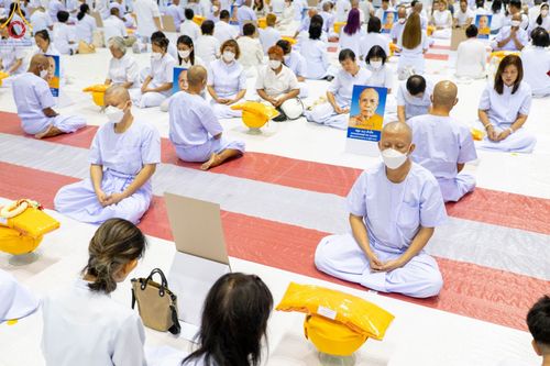 ภาพ No.101509:พิธีเวียนประทักษิณ, พิธีวันทาเจดีย์, พิธีขอขมาและมอบผ้าไตร ในโครงการอุปสมบทหมู่ รุ่นบูชาธรรมมหาปูชนียาจารย์ ณ วัดพระธรรมกาย ในวันที่ 9 ธันวาคม พ.ศ. 2566