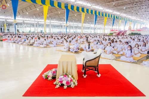 ภาพ No.89528:พิธีตักบาตร ข้าวสารอาหารแห้ง พิธีบูชาข้าวพระ และพิธีจุดเทียนใจ ไฟนิรันดร์  อนันตชัย ณ สภาธรรมกายสากล วัดพระธรรมกาย วันอาทิตย์ที่ 1 ตุลาคม พ.ศ. 2566