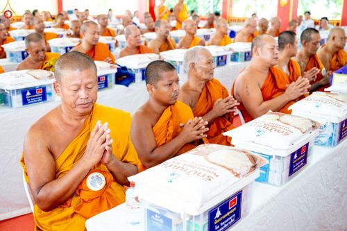 ภาพ No.234468:วันพฤหัสบดีที่ 24 กรกฎาคม พ.ศ. 2568 พิธีถวายสังฆทานแก่คณะสงฆ์ 323 วัด , พิธีมอบกองทุนหนุนแรงใจช่วยครูใต้ , พิธีทำบุญส่วนกุศลแด่ผู้วายชนม์ ในเหตุการณ์ความไม่สงบ 4 จังหวัด ชายแดนภาคใต้ (ปัตตานี , ยะลา , นราธิวาส , สงขลา) ปีที่ 21 ครั้งที่ 179 ณ วัดเวฬุวัน 