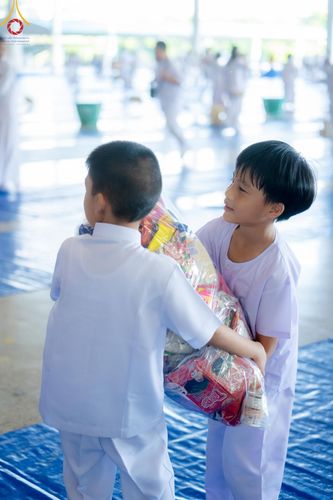 ภาพ No.159016:พิธีตักบาตร ในวันอาทิตย์ต้นเดือน วันที่ 6 ตุลาคม พ.ศ. 2567 ณ สภาธรรมกายสากล วัดพระธรรมกาย