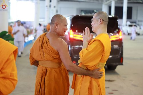 ภาพ No.85450:พิธีถวายมหาสังฆทานคณะสงฆ์ 2000 กว่าวัดทั่วประเทศปีที่ 23, พิธีถวายไทยธรรมคณะสงฆ์ 323 วัด 4 จังหวัดชายแดนภาคใต้, พิธีมอบปัจจัยช่วยเหลือครู 4 จังหวัดชายแดนภาคใต้ ณ สภาธรรมกายสากล วัดพระธรรมกาย ในวันสมาธิโลก อาทิตย์ที่ 6 สิงหาคม พ.ศ. 2566