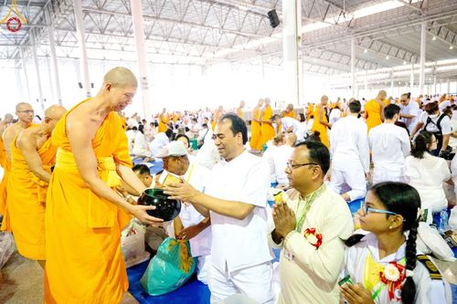 ภาพ No.207320:พิธีตักบาตร และปฏิบัติธรรมช่วงสาย ในวันมาฆบูชา วันพุธที่ 12 กุมภาพันธ์ พ.ศ. 2568 ณ วัดพระธรรมกาย จังหวัดปทุมธานี