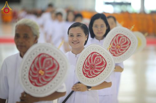 ภาพ No.237527:วันอาทิตย์ที่ 10 สิงหาคม พ.ศ.2568 พิธีมอบใบประกาศเกียรติคุณ โครงการสอบบาลี "ฉลองแชมป์" บูชาธรรม 80 ปี หลวงพ่อธัมมชโย ประจำปี 2568 และ พิธีมอบดวงแก้วสามเณรทรงบาลีไวยากรณ์ ณ สภาธรรมกายสากล วัดพระธรรมกาย ปทุมธานี