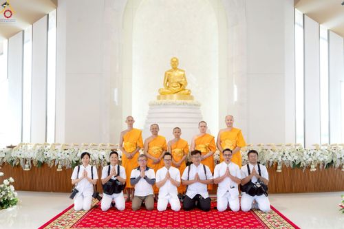 ภาพ No.239845:วันที่ 16-17 สิงหาคม พ.ศ. 2568 การปฏิบัติหน้าที่ของเจ้าหน้าที่ทุกสถานะ เพื่องานพิธีอัญเชิญรูปเหมือนพระมงคลเทพมุนี (สด จันทสโร) และพิธีกดปุ่มอัญเชิญรูปเหมือน พระมงคลเทพมุนี (สด จันทสโร) ณ มหาวิหารแก้วพระมงคลเทพมุนี ศูนย์ปฏิบัติธรรมแก้วเมืองเลย จ.เลย