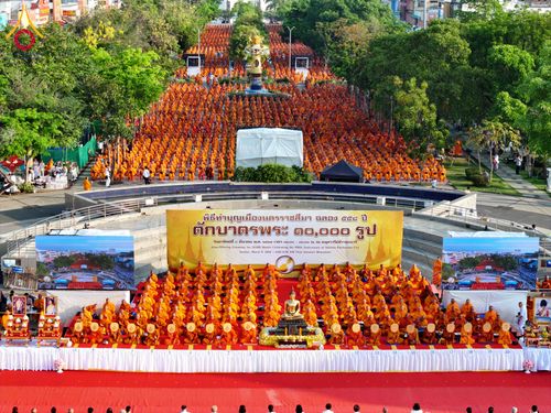 ภาพ No.312636:วันอาทิตย์ที่ 8 มีนาคม พ.ศ.2569 ทำบุญเมืองนครราชสีมา 558 ปี ตักบาตรพระ 10,000 รูป