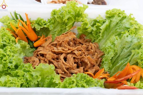 ภาพ No.190552:สาธุชนถวายภัตตาหารเป็นสังฆทาน แด่พระธรรมยาตรา ณ อนุสรณ์สถานมหาวิหารพระมงคลเทพมุนี (โลตัสแลนด์) อ.สองพี่น้อง จ.สุพรรณบุรี ในโครงการธรรมยาตรา กตัญญูบูชา มหาปูชนียาจารย์ พระมงคลเทพมุนี(สด จนฺทสโร) พระผู้ปราบมาร แห่ง ปีที่ 13 วันที่ 7 มกราคม พ.ศ.2568