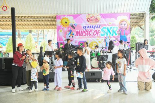 ภาพ No.193952:วัดพระธรรมกาย จัดงานวันเด็กแห่งชาติ ประจำปี พ.ศ.2568 ออกร้านอาหาร 200 ร้าน มอบของขวัญหลายหมื่นชิ้น วันที่ 12 มกราคม พ.ศ. 2568 วัดพระธรรมกาย อ.คลองหลวง จ.ปทุมธานี