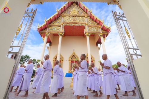 ภาพ No.278573:วันอาทิตย์ที่ 14 ธันวาคม พ.ศ.2568  พิธีเวียนประทักษิณ พิธีวันทาสีมาพระประธาน โครงการบวชบูชาธรรมมหาปูชนียาจารย์ ของศูนย์ปฏิบัติธรรมบุรีรัมย์ ณ วัดกลาง พระอารามหลวง จังหวัดบุรีรัมย์
