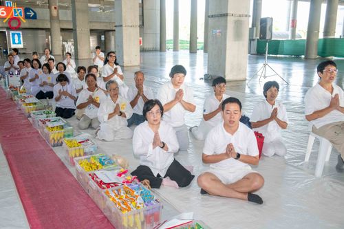 ภาพ No.339964:วันอาทิตย์ที่ 19 กรกฎาคม พ.ศ.2569 พิธีตักบาตรโครงการบรรพชาสามเณรนานาชาติ รุ่นที่ 15 ณ มหารัตนวิหารคด 6 วัดพระธรรมกาย