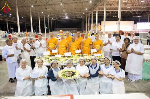 ภาพ No.287258:วันที่ 3 มกราคม พ.ศ.2569 พิธีถวายภัตตาหารเป็นสังฆทาน แด่พระธรรมยาตรา ณ วัดพระธรรมกาย  จังหวัดปทุมธานี ในโครงการธรรมยาตรา กตัญญูบูชา มหาปูชนียาจารย์ พระมงคลเทพมุนี(สด จนฺทสโร) พระผู้ปราบมาร อนุสรณ์สถาน 7 แห่ง ปีที่ 14