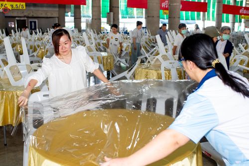 ภาพ No.322311:วันที่ 15 เมษายน พ.ศ.2569 การเตรียมงาน เช็ดโต๊ะ เก้าอี้ ปูผ้าโต๊ะฉัน เพื่องานถวายมหาสังฆทาน 40,000 กว่าวัดทั่วประเทศ วันคุ้มครองโลก 22 เมษายน พ.ศ.2569 วัดพระธรรมกาย