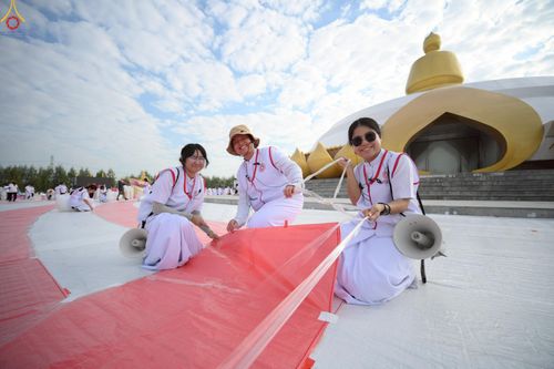 ภาพ No.306739:ภาพเบื้องหลังอาสาสมัครรวมใจ ชุดที่ 5 ในโครงการธรรมยาตรา กตัญญูบูชา มหาปูชนียาจารย์ พระมงคลเทพมุนี(สด จนฺทสโร) พระผู้ปราบมาร อนุสรณ์สถาน 7 แห่ง ปีที่ 14