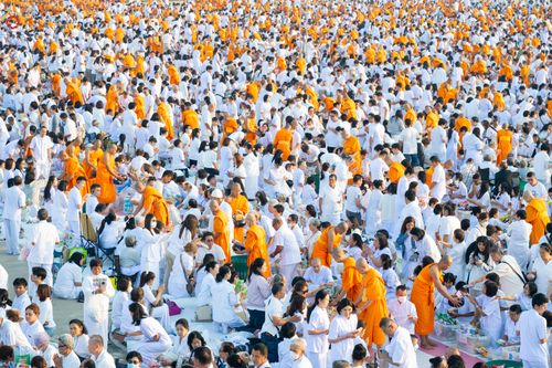 ภาพ No.279903:วันที่ 1 มกราคม พ.ศ.2569 พิธีตักบาตรในวันขึ้นปีใหม่ ณ ลานธรรม วัดพระธรรมกาย