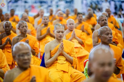 ภาพ No.311421:วันอาทิตย์ต้นเดือนที่ 1 มีนาคม พ.ศ.2569 พิธีตักบาตร และ พิธีบูชาข้าวพระ ณ สภาธรรมกายสากล วัดพระธรรมกาย