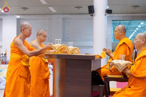 ภาพ No.337977:วันอาทิตย์ต้นเดือน 5 กรกฎาคม พ.ศ.2569 สัมมนาพิเศษ พิธีมอบพระของขวัญ ณ ห้องแก้วสารพัด1 วัดพระธรรมกาย