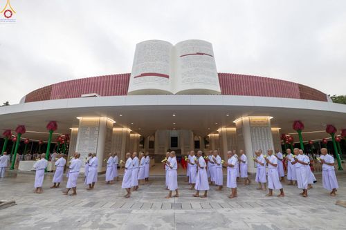 ภาพ No.350747:วันที่ 19 กันยายน พ.ศ.2569 พิธีบรรพชาอุปสมบท โครงการอุปสมบทหมู่บูชาธรรม ครบรอบ 109 ปี วันครูผู้ค้นพบวิชชาธรรมกาย ณ โบสถ์พระไตรปิฏก วัดพระธรรมกาย