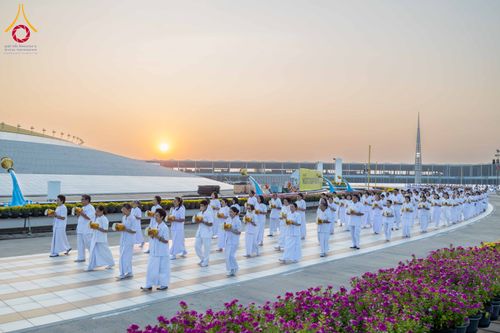 ภาพ No.320802:วันเสาร์ที่ 11 เมษายน พ.ศ.2569 พิธีเวียนประทักษิณ พิธีวันทาเจดีย์ โครงการอุปสมบทหมู่ บูชาธรรมหลวงพ่อธัมมชโย พ.ศ.2569 โครงการอุปสมบทหมู่ธรรมทายาท ระดับอุดมศึกษา รุ่น 53 (ภาคฤดูร้อน) ณ วัดพระธรรมกาย ปทุมธานี