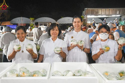 ภาพ No.106305:พิธีถวายภัตตาหารเป็นสังฆทาน แด่คณะพระธรรมยาตราฯ ในโครงการธรรมยาตรากตัญญูบูชา มหาปูชนียาจารย์ พระมงคลเทพมุนี(สด จนฺทสโร) พระผู้ปราบมาร อนุสรณ์สถาน 7 แห่ง ปีที่ 12 วันที่ 5 มกราคม พ.ศ. 2567 ณ อนุสรณ์สถานโลตัสแลนด์ จ.สุพรรณบุรี