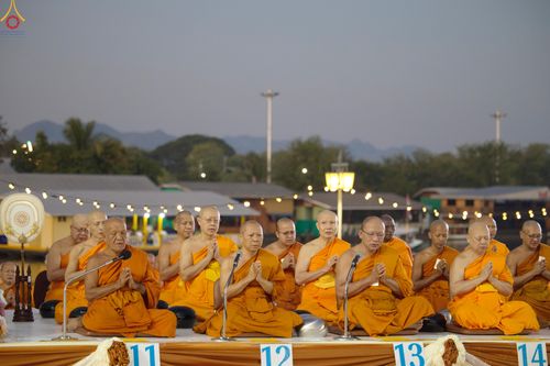 ภาพ No.284145:วันเสาร์ที่ 20 ธันวาคม พ.ศ.2568  พิธีตักบาตรพระ 10,000 รูป เนื่องในโอกาส 194 ปี จังหวัดกาญจนบุรี และอุทิศส่วนกุศลให้แด่บรรพชนทั้งหลาย บริเวณถนนสองแคว (Skywalk) เมืองกาญจนบุรี