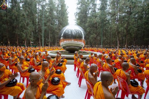 ภาพ No.69671:พิธีตักบาตรพระธรรมยาตราฯ ในโครงการธรรมยาตรากตัญญูบูชา มหาปูชนียาจารย์ พระมงคลเทพมุนี(สด จนฺทสโร) พระผู้ปราบมาร ปีที่ 11 ณ อนุสรณ์สถานลำดับที่ 1 สถานที่เกิดด้วยรูปกายเนื้อ อนุสรณ์สถานมหาวิหารพระมงคลเทพมุนี อ.สองพี่น้อง จ.สุพรรณบุรี