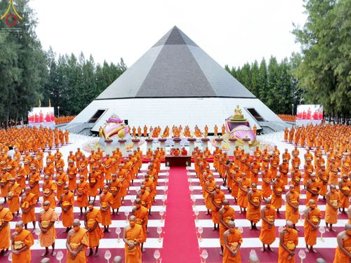 ภาพ No.69323:พิธีจุดประทีปถวายเป็นพุทธบูชา และบูชาธรรมมหาปูชนียาจารย์ ในโครงการธรรมยาตรากตัญญูบูชา มหาปูชนียาจารย์ พระมงคลเทพมุนี(สด จนฺทสโร) พระผู้ปราบมาร ปีที่ 11 ณ อนุสรณ์สถานมหาวิหารพระมงคลเทพมุนี อ.สองพี่น้อง จ.สุพรรณบุรี