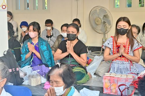 ภาพ No.73542:พิธีตักบาตรพระธรรมยาตราฯ ในโครงการธรรมยาตรากตัญญูบูชา มหาปูชนียาจารย์ พระมงคลเทพมุนี(สด จนฺทสโร) พระผู้ปราบมาร ปีที่ 11 ณ อนุสรณ์สถานลำดับที่ 4 สถานที่เกิดด้วยกายธรรม วัดโบสถ์ (บน) บางคูเวียง อ.บางกรวย จ.นนทบุรี วันที่ 22 มกราคม พ.ศ. 2566