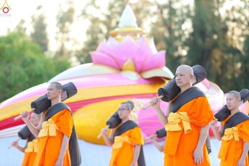 ภาพ No.281654:วันที่ 24 ธันวาคม พ.ศ.2568 พระธรรมยาตรา ปฏิบัติธรรม และถ่ายภาพหมู่ประวัติศาสตร์ ณ ลานหน้ามหาวิหารพระมงคลเทพมุนีฯ วัดพระธรรมกาย