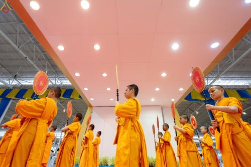 ภาพ No.338936:วันอาทิตย์ที่ 12 กรกฎาคม พ.ศ.2569 พิธีมุทิตาผู้สอบได้เปรียญธรรม ประโยค 1-2 ถึง ป.ธ.9 และ บ.ศ.1-2 ถึง บ.ศ.6 สำนักศาสนศึกษาวัดพระธรรมกาย ประจำปี 2569, พิธีมอบตราตั้งแต่งตั้งอาจารย์ใหญ่ สำนักศาสนศึกษาวัดพระธรรมกาย