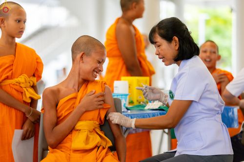 ภาพ No.331894:วันที่ 5 พฤษภาคม พ.ศ.2569 ศูนย์การแพทย์บุญรักษา ร่วมกับคลินิกใจใส จัดถวายวัคซีนป้องกันไข้หวัดใหญ่  แด่คณะพระภิกษุสามเณรกว่า 500 รูป