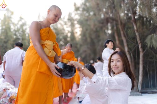 ภาพ No.289448:วันที่ 7 มกราคม พ.ศ. 2569 พิธีตักบาตรพระธรรมยาตรา ณ อนุสรณ์สถานลำดับที่ 1 สถานที่เกิดด้วยรูปกายเนื้อ อนุสรณ์สถานมหาวิหารพระมงคลเทพมุนี (โลตัสแลนด์) อ.สองพี่น้อง จ.สุพรรณบุรี ในโครงการธรรมยาตรา กตัญญูบูชา มหาปูชนียาจารย์ พระมงคลเทพมุนี(สด จนฺทสโร) พระผู้ป