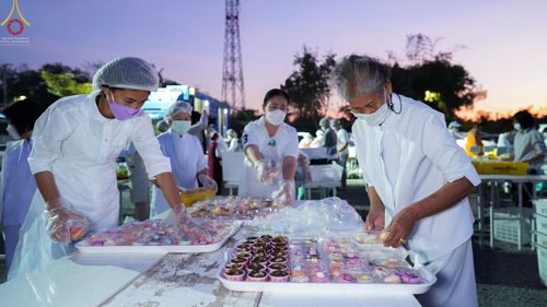 ภาพ No.72899:พิธีถวายภัตตาหารเป็นสังฆทาน แด่คณะพระธรรมยาตราฯ ในโครงการธรรมยาตรากตัญญูบูชา มหาปูชนียาจารย์ พระมงคลเทพมุนี(สด จนฺทสโร) พระผู้ปราบมาร อนุสรณ์สถาน 7 แห่ง ปีที่ 11 วันที่ 20 มกราคม พ.ศ. 2566