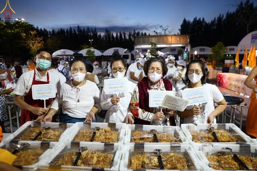 ภาพ No.69828:พิธีถวายภัตตาหารเป็นสังฆทาน แด่คณะพระธรรมยาตราฯ ในโครงการธรรมยาตราฯ ปีที่ 11 ณ อนุสรณ์สถานมหาวิหารพระมงคลเทพมุนี อ.สองพี่น้อง จ.สุพรรณบุรี วันที่ 7 มกราคม พ.ศ. 2566