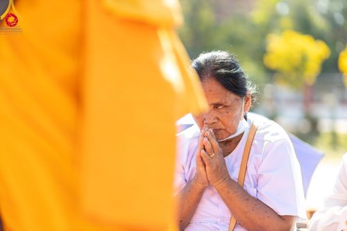 ภาพ No.106132:พิธีต้อนรับพระธรรมยาตรา ชุด 2 ในโครงการธรรมยาตรากตัญญูบูชา มหาปูชนียาจารย์  พระมงคลเทพมุนี(สด จนฺทสโร) พระผู้ปราบมาร  อนุสรณ์สถาน 7 แห่ง ปีที่ 12  วันที่ 3 มกราคม พ.ศ. 2567  ณ อนุสรณ์สถานโลตัสแลนด์ จ.สุพรรณบุรี