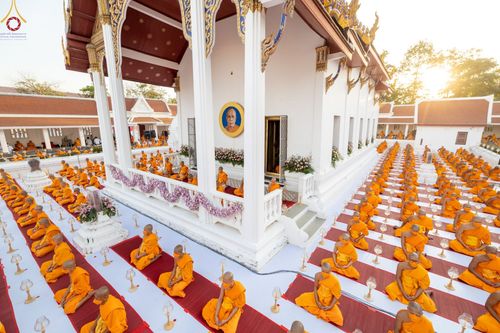 ภาพ No.73380:พิธีจุดประทีปถวายเป็นพุทธบูชา และบูชาธรรมมหาปูชนียาจารย์ ในโครงการธรรมยาตรากตัญญูบูชา มหาปูชนียาจารย์ พระมงคลเทพมุนี(สด จนฺทสโร) พระผู้ปราบมาร ปีที่ 11 ณ อนุสรณ์สถานลำดับที่ 4 สถานที่เกิดด้วยกายธรรม วัดโบสถ์ (บน) บางคูเวียง อ.บางกรวย จ.นนทบุรี วันที่ 21 