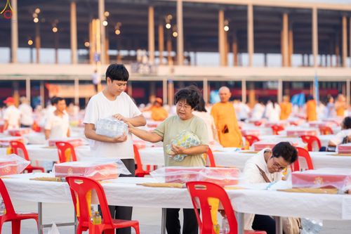 ภาพ No.322561:วันที่ 17 เมษายน พ.ศ.2569 การเรียงกล่องไทยธรรม เรียงน้ำดื่ม เรียงร่ม ณ ลานธรรมพระมหาธรรมกายเจดีย์ เพื่องานถวายมหาสังฆทาน 40,000 กว่าวัดทั่วประเทศ วันคุ้มครองโลก 22 เมษายน พ.ศ.2569 วัดพระธรรมกาย