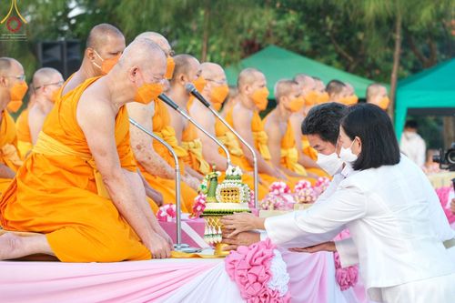 ภาพ No.70518:พิธีตักบาตรพระธรรมยาตราฯ ในโครงการธรรมยาตรากตัญญูบูชา มหาปูชนียาจารย์ พระมงคลเทพมุนี(สด จนฺทสโร) พระผู้ปราบมาร ปีที่ 11 ณ อนุสรณ์สถานลำดับที่ 2 สถานที่ตั้งมโนปณิธานบวชตลอดชีวิต อนุสรณ์สถานคลองบางนางแท่น อ.สามพราน จ.นครปฐม วันที่ 14 มกราคม พ.ศ. 2566