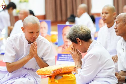 ภาพ No.65443:พิธีขอขมาผู้ปกครอง โดยนาคธรรมทายาท ในโครงการอุปสมบทบูชาธรรม มหาปูชนียาจารย์ประจำปี 2565 วันที่ 19 พฤศจิกายน พ.ศ. 2565 ณ ศูนย์ปฏิบัติธรรมลำปาง