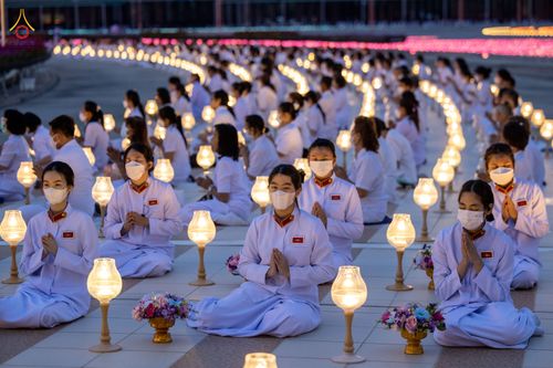 ภาพ No.81766:พิธีจุดวิสาขประทีปและเวียนประทักษิณ เนื่องในวันวิสาขบูชา วันเสาร์ที่ 3 มิถุนายน 2566 ณ ลานธรรมพระมหาธรรมกายเจดีย์ วัดพระธรรมกาย จ.ปทุมธานี