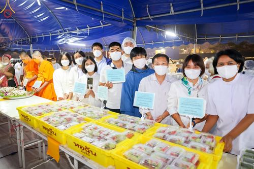 ภาพ No.74503:พิธีถวายภัตตาหารเป็นสังฆทาน แด่คณะพระธรรมยาตราฯ ในโครงการธรรมยาตรากตัญญูบูชา มหาปูชนียาจารย์ พระมงคลเทพมุนี(สด จนฺทสโร) พระผู้ปราบมาร อนุสรณ์สถาน 7 แห่ง ปีที่ 11 วันที่ 27 มกราคม พ.ศ. 2566