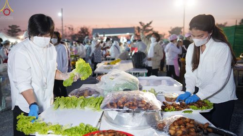 ภาพ No.74376:พิธีถวายภัตตาหารเป็นสังฆทาน แด่คณะพระธรรมยาตราฯ ในโครงการธรรมยาตรากตัญญูบูชา มหาปูชนียาจารย์ พระมงคลเทพมุนี(สด จนฺทสโร) พระผู้ปราบมาร อนุสรณ์สถาน 7 แห่ง ปีที่ 11 วันที่ 26 มกราคม พ.ศ. 2566