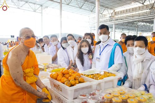 ภาพ No.75018:พิธีถวายภัตตาหารเป็นสังฆทาน แด่คณะพระธรรมยาตราฯ ในโครงการธรรมยาตรากตัญญูบูชา มหาปูชนียาจารย์ พระมงคลเทพมุนี(สด จนฺทสโร) พระผู้ปราบมาร อนุสรณ์สถาน 7 แห่ง ปีที่ 11 วันที่ 30 มกราคม พ.ศ. 2566