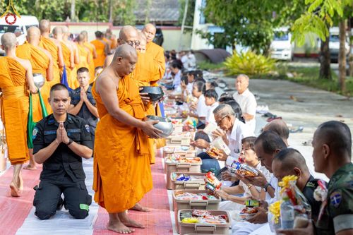 ภาพ No.137636:พิธีตักบาตร พิธีถวายสังฆทานแด่คณะสงฆ์ 323 วัด พิธีทำบุญอุทิศส่วนกุศลแด่ผู้วายชนม์ ในเหตุการณ์ความไม่สงบ 4 จังหวัดชายแดนภาคใต้ ปีที่ 20 ครั้งที่ 169 และพิธีมอบกองทุนหนุนแรงใจช่วยครูใต้ ปีที่ 17 ครั้งที่ 134 วันที่ 25 พฤษภาคม พ.ศ.2567 อ.ตากใบ จ.นราธิวาส