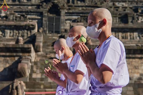 ภาพ No.68193:พิธีเวียนประทักษิณ และวันทาพระมหาเจดีย์บรมพุทโธ ของนาคธรรมทายาท ประเทศอินโดนีเซีย วันที่ 17 ธันวาคม พ.ศ. 2565