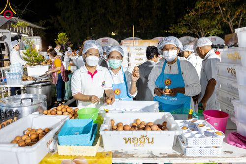 ภาพ No.106022:พิธีถวายภัตตาหารเป็นสังฆทาน แด่คณะพระธรรมยาตราฯ ในโครงการธรรมยาตรากตัญญูบูชา มหาปูชนียาจารย์ พระมงคลเทพมุนี(สด จนฺทสโร) พระผู้ปราบมาร อนุสรณ์สถาน 7 แห่ง ปีที่ 12 วันที่ 3 มกราคม พ.ศ. 2567 ณ อนุสรณ์สถานโลตัสแลนด์ จ.สุพรรณบุรี