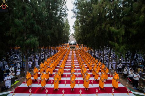 ภาพ No.69439:พิธีจุดประทีปถวายเป็นพุทธบูชา และบูชาธรรมมหาปูชนียาจารย์ ในโครงการธรรมยาตรากตัญญูบูชา มหาปูชนียาจารย์ พระมงคลเทพมุนี(สด จนฺทสโร) พระผู้ปราบมาร ปีที่ 11 ณ อนุสรณ์สถานมหาวิหารพระมงคลเทพมุนี อ.สองพี่น้อง จ.สุพรรณบุรี