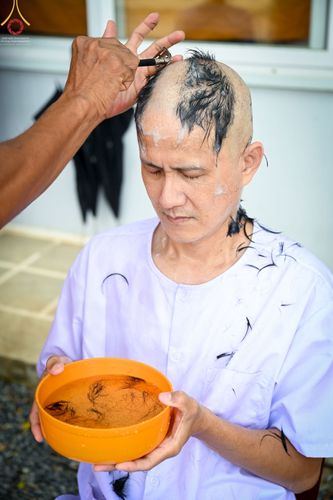 ภาพ No.65573:พิธีปลงผม และพิธีขอขมามอบผ้าไตร นาคธรรมทายาท ในโครงการอุปสมบทบูชาธรรม มหาปูชนียาจารย์ประจำปี 2565 ณ ศูนย์ปฏิบัติธรรมภาคใต้ บางกล่ำ จ.สงขลา วันที่ 19 พฤศจิกายน พ.ศ. 2565