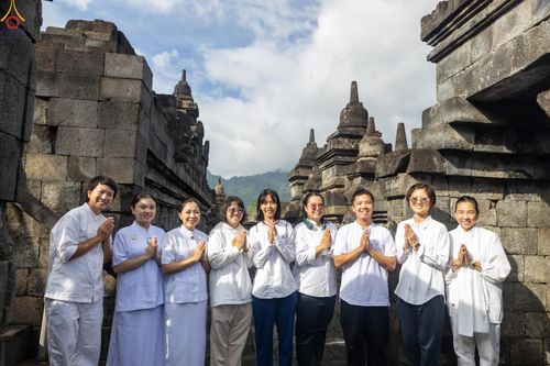 ภาพ No.330058:วันที่ 27-29 พฤษภาคม พ.ศ.2569 MBMI Tangerang (Majelis Agama Buddha Mahanikaya) ได้มีการเตรียมงานเพื่อจัดงานวิสาขบูชานานาชาติ  ชึ่งในงานจะมีการจุดประทีปโคมลาน โคมลอย กว่า 20,000 ดวง  เพื่อน้อมถวายเป็นพุทธบูชา และเพื่อเป็นการกระชับสัมพันธมิตรภาพ
