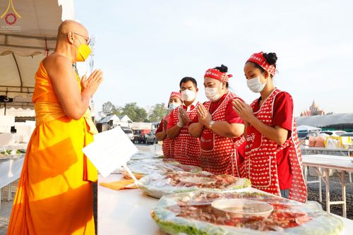 ภาพ No.73760:พิธีถวายภัตตาหารเป็นสังฆทาน แด่คณะพระธรรมยาตราฯ ในโครงการธรรมยาตรากตัญญูบูชา มหาปูชนียาจารย์ พระมงคลเทพมุนี(สด จนฺทสโร) พระผู้ปราบมาร อนุสรณ์สถาน 7 แห่ง ปีที่ 11 วันที่ 22 มกราคม พ.ศ. 2566